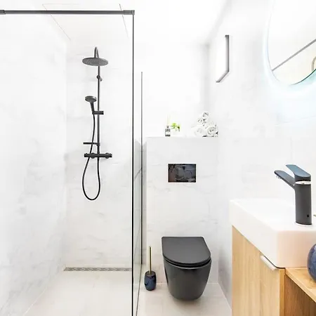 Cute Modern Getaway In The Heart Of The Apartment *