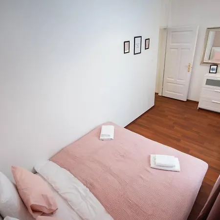 Apartment Very Convenient Large Ac Place Budapest