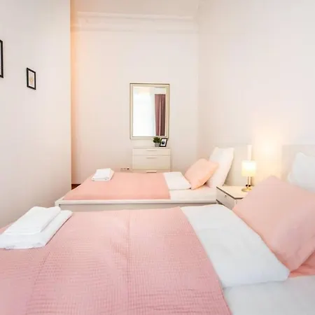 Very Convenient Large Ac Place Apartment Budapest