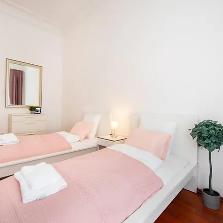 Very Convenient Large Ac Place Apartment
