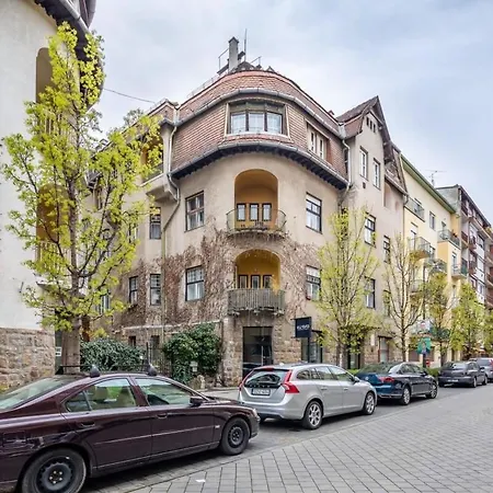Quiet Charming Near The Center Apartment