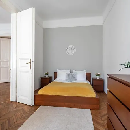 Spacious Apartment *