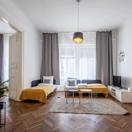 Spacious Apartment *