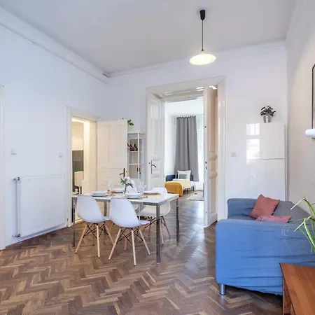 Spacious Apartment *