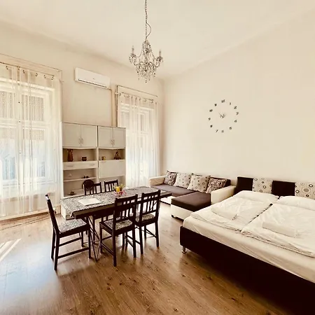 Apartment Oktogon Spacious Ac Balcony