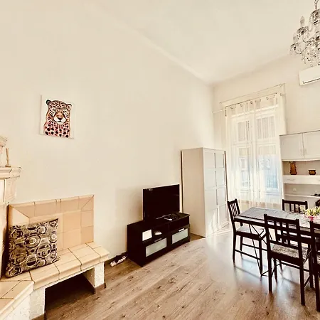 Apartment Oktogon Spacious Ac Balcony