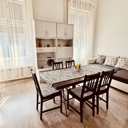 Apartment Oktogon Spacious Ac Balcony *