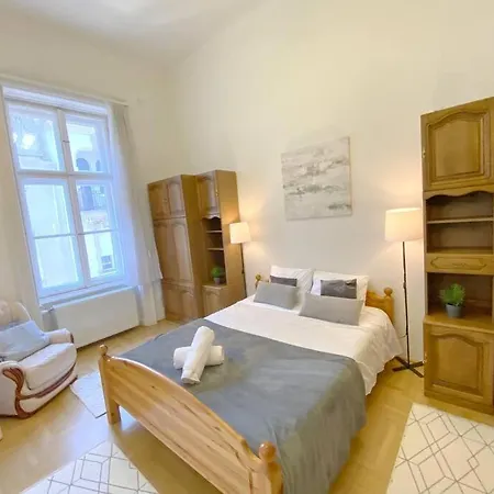 Spacious Andrassy Apartment *