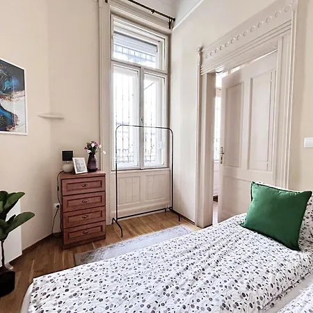 Apartament 2 Rooms Between Of Chain Bridge, Cathedral, Parlament,Castle Area *