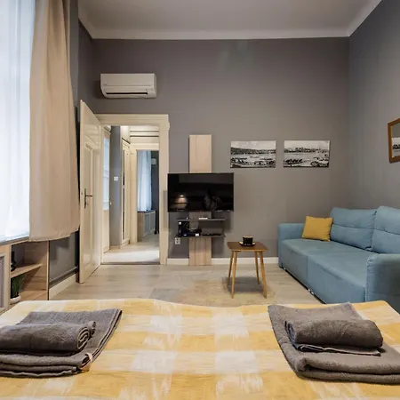 Apartment Urban Tranquillity By The Main Shopping Street *