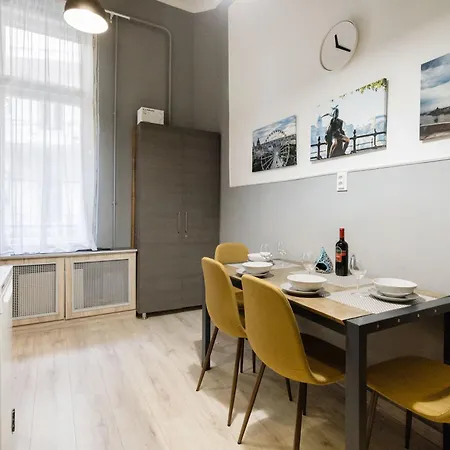 Apartment Urban Tranquillity By The Main Shopping Street *