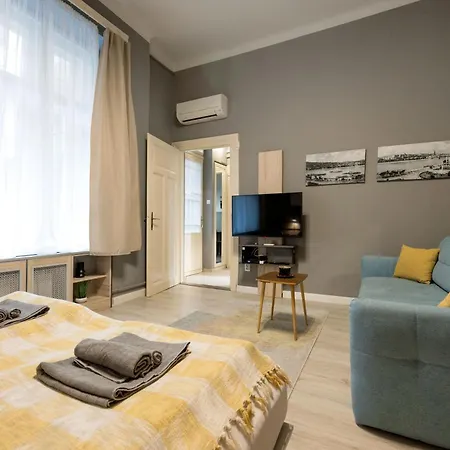 Apartment Urban Tranquillity By The Main Shopping Street *