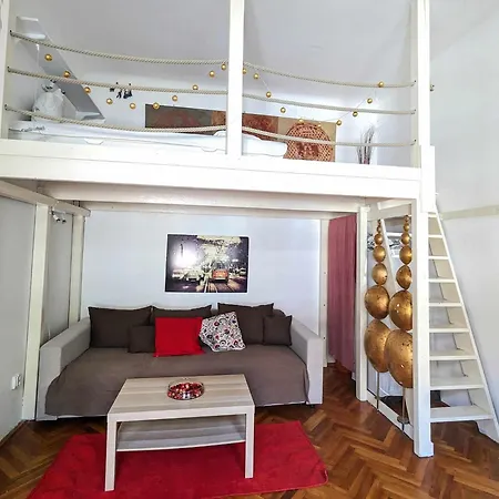 Apartment Gallery Flat In Party District *