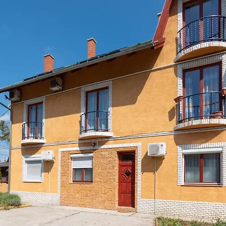 R Budapest