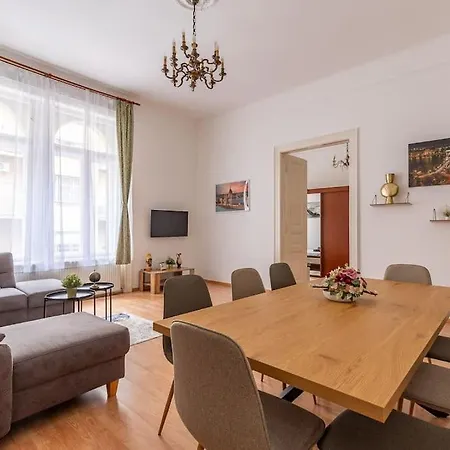 Maximilian Budapest