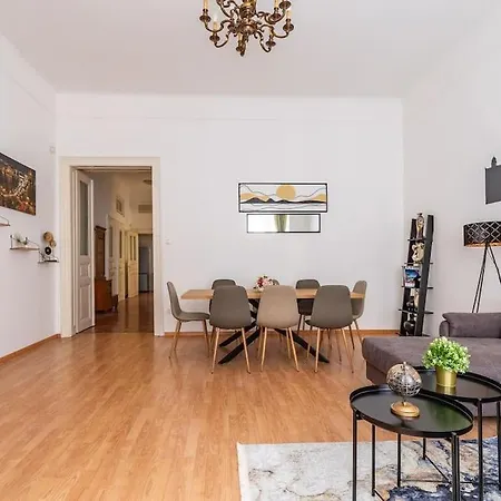 Maximilian Budapest