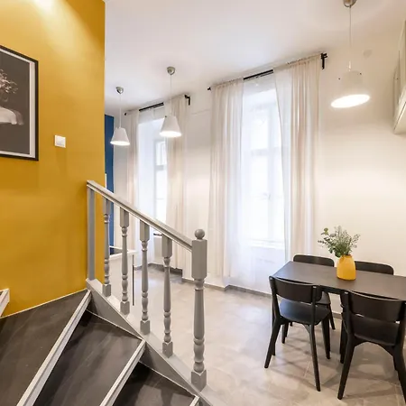 Apartment Artsy Nest Downtown Next To New York Palace