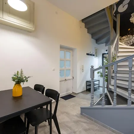 Apartment Artsy Nest Downtown Next To New York Palace