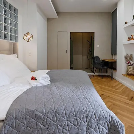 Pedestrian Apartment, The Location