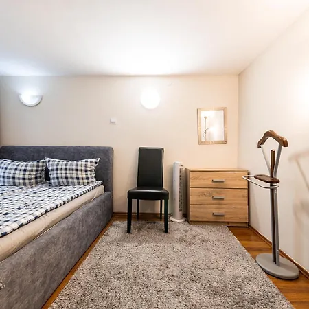 Urban Hostel *