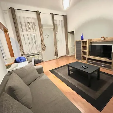 Csengery Apartment *