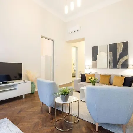 Modern And Stylish 2-bedroom In The Center Budapest