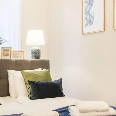 Apartment Modern And Stylish 2-bedroom In The Center Budapest