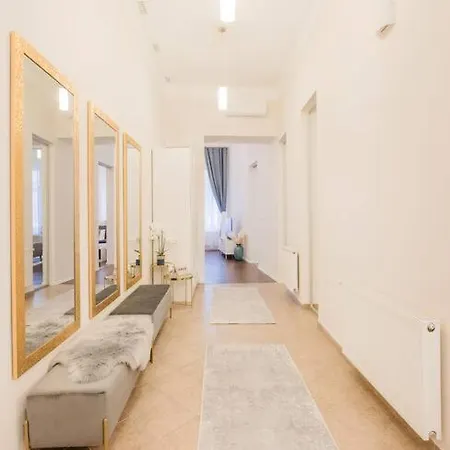 Modern And Stylish 2-bedroom In The Center Apartment