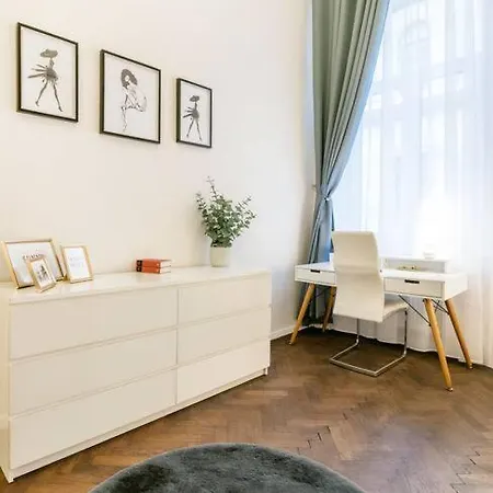 Apartment Modern And Stylish 2-bedroom In The Center *