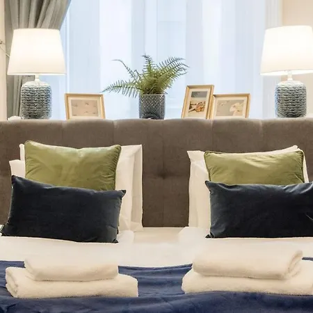 Modern And Stylish 2-bedroom In The Center