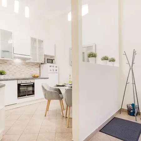 Modern And Stylish 2-bedroom In The Center Apartment