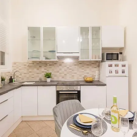 Apartment Modern And Stylish 2-bedroom In The Center Budapest