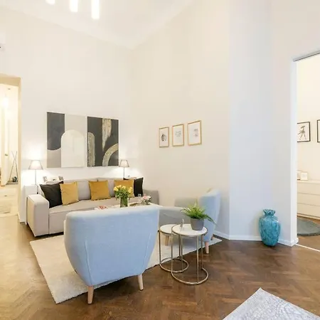 Modern And Stylish 2-bedroom In The Center