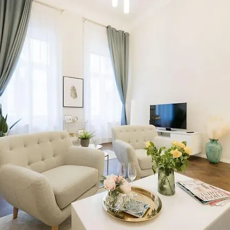 Modern And Stylish 2-bedroom In The Center Apartment