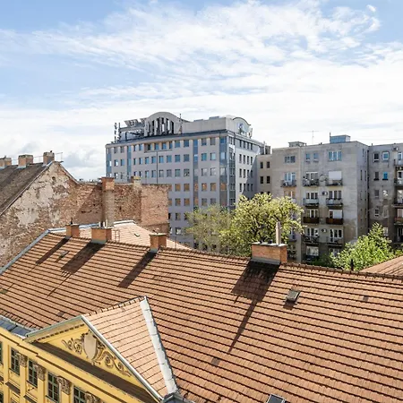 Neo Rooftop With Ac Apartment