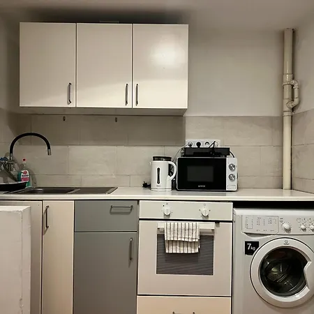 Apartment Newberry With Balcony Budapest