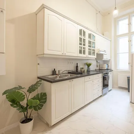 Apartment Cozy Boulevard In The Heart Of Budapest