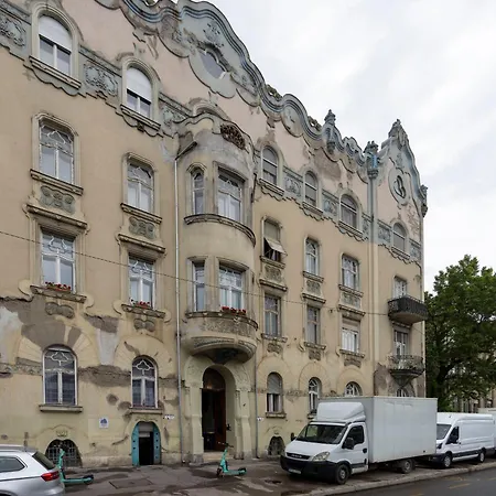 Deluxe In Art Nouveau House- With Garage Apartment *