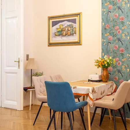 Deluxe In Art Nouveau House- With Garage Apartment
