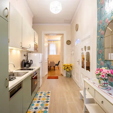 Deluxe In Art Nouveau House- With Garage Appartement Boedapest