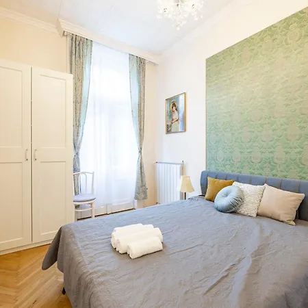 Deluxe In Art Nouveau House- With Garage Appartement Boedapest