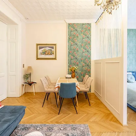 Deluxe In Art Nouveau House- With Garage Apartment Budapest