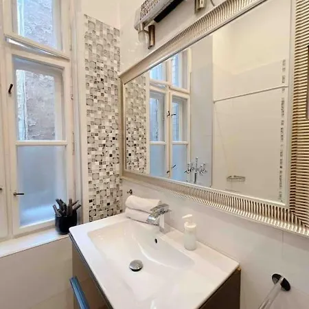 Апартаменты Wellness Duplex Penthouse Sauna & Jacuzzi-heart Of *