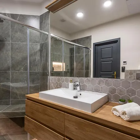 Luxurious & Spacious In The Kertesz Street