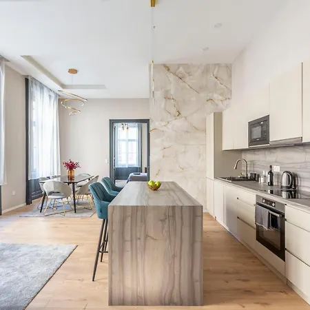 Luxurious & Spacious In The Kertesz Street