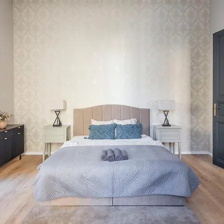 Luxurious & Spacious In The Kertesz Street Budapest