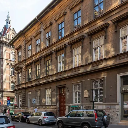 Luxurious & Spacious In The Kertesz Street