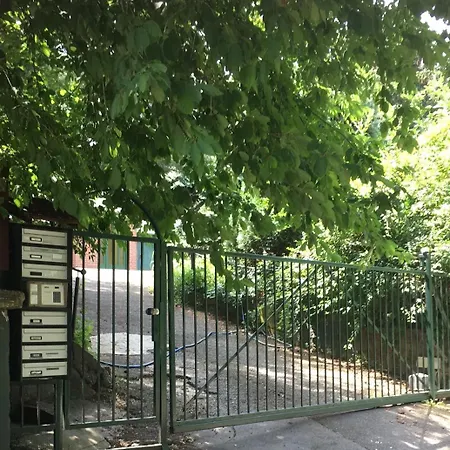 Romantic Two Bedroom In The Hills Of With Private Parking Apartment *