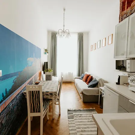 Margaret & Violet - Peaceful Downtown Apartment