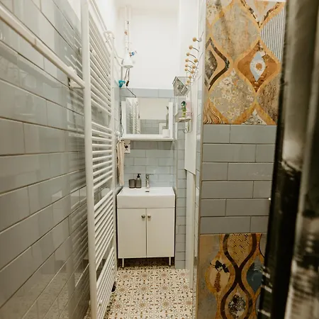 Margaret & Violet - Peaceful Downtown Apartment
